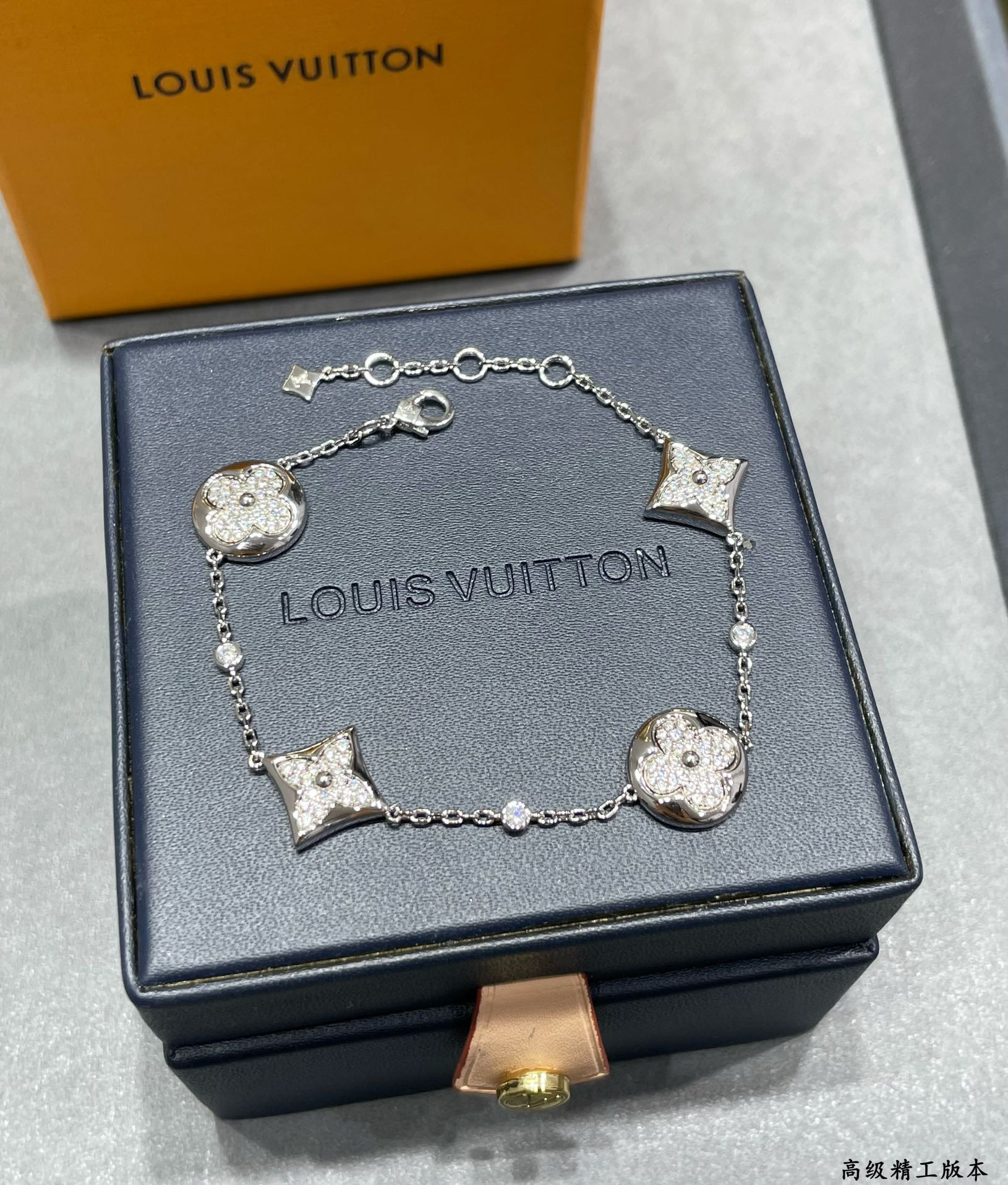 L0vis Vvtt0n Large Four-Flower Full D1am0nd Bracelet