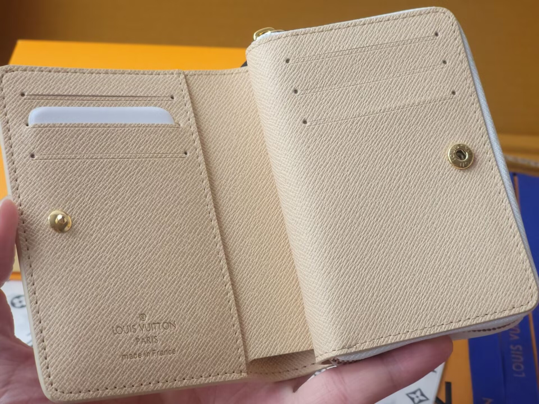 LV Cléa Wallet M22399 8.5x3.5x11cm