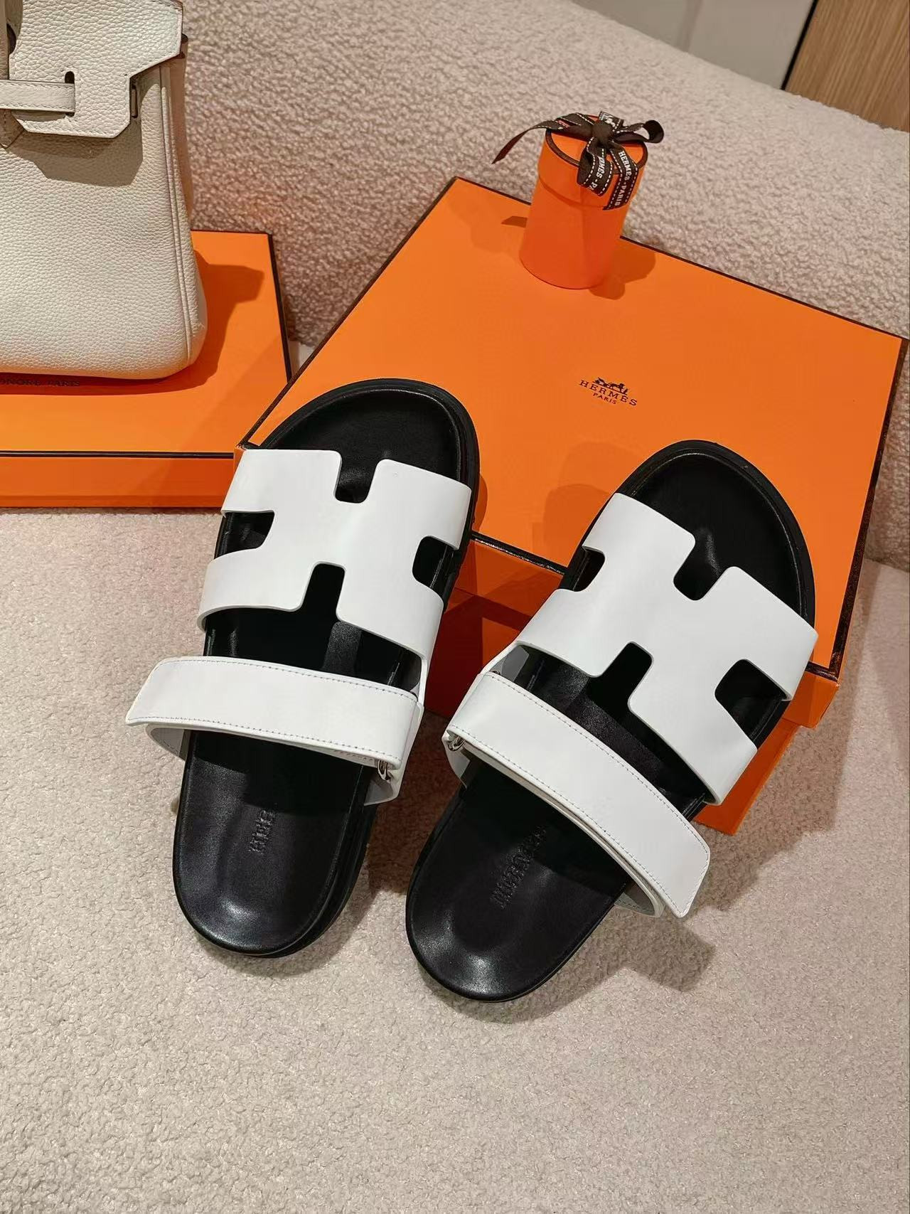 UA H**me5 Chypre Sandal
