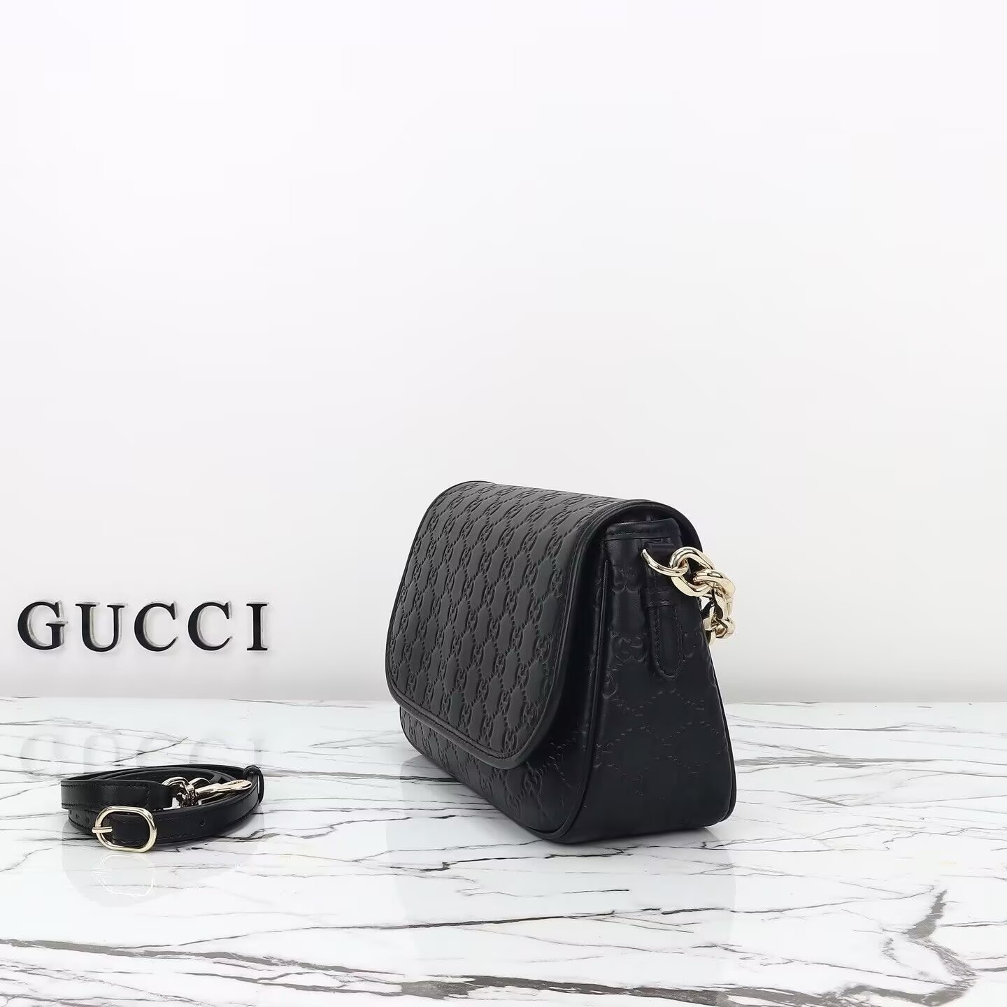 Gvc*1 GG Emblem Medium Shoulder Bag 28x17x9cm