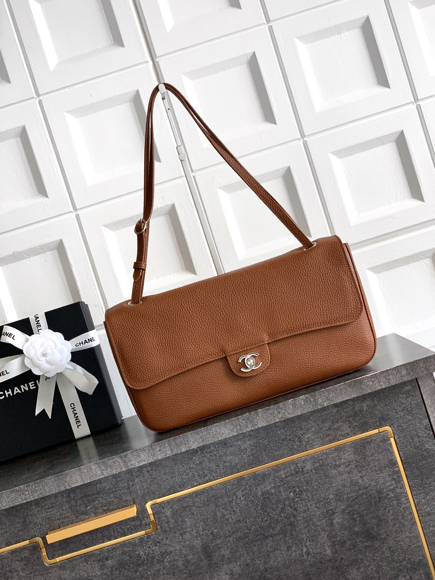 Ch**el maxi flapbag gold hardware as6231 19.5x32x10cm