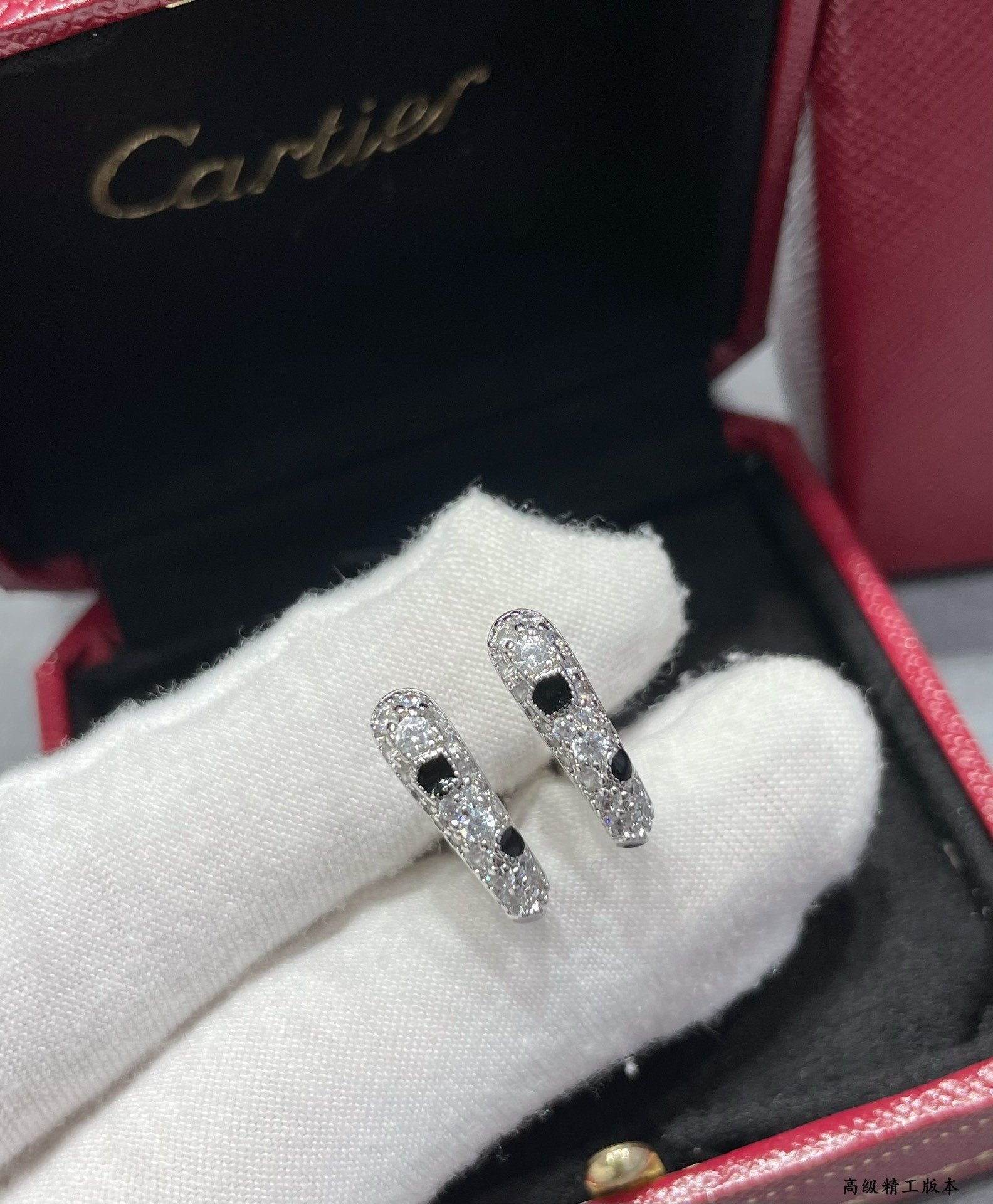 Ca*t1er U-shaped Spot Earrings