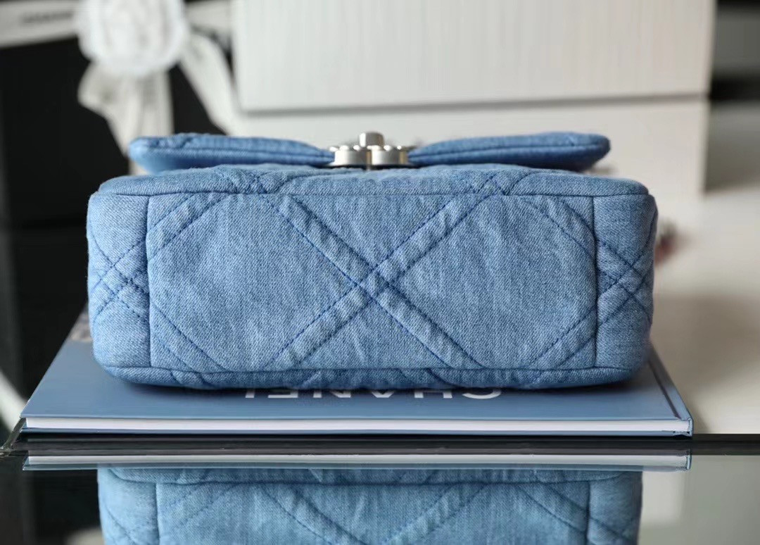 Ch**el denim quilted medium 19 bag 30cm