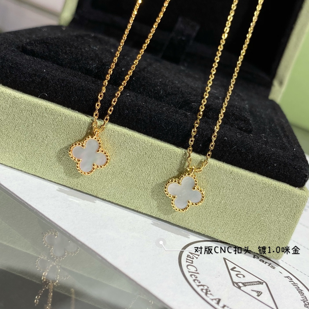 V*n Cl**f & Arpels Mini Four-Leaf Clover Necklace Diameter approx 1.0cm, Chain length approx 40+5cm