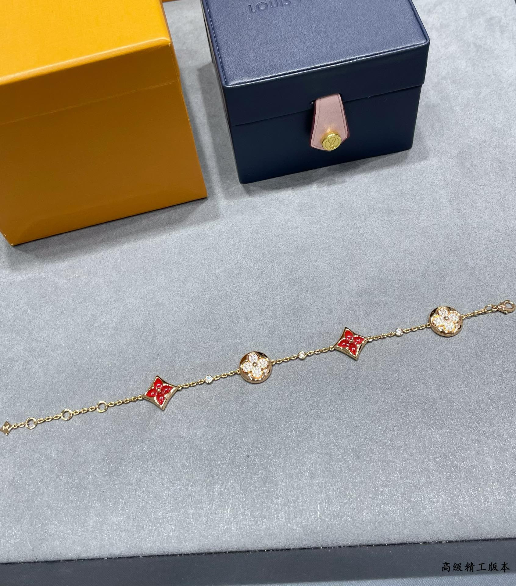 L0vis Vvtt0n Large with Red Agate and D1am0nds Four-Flower Bracelet