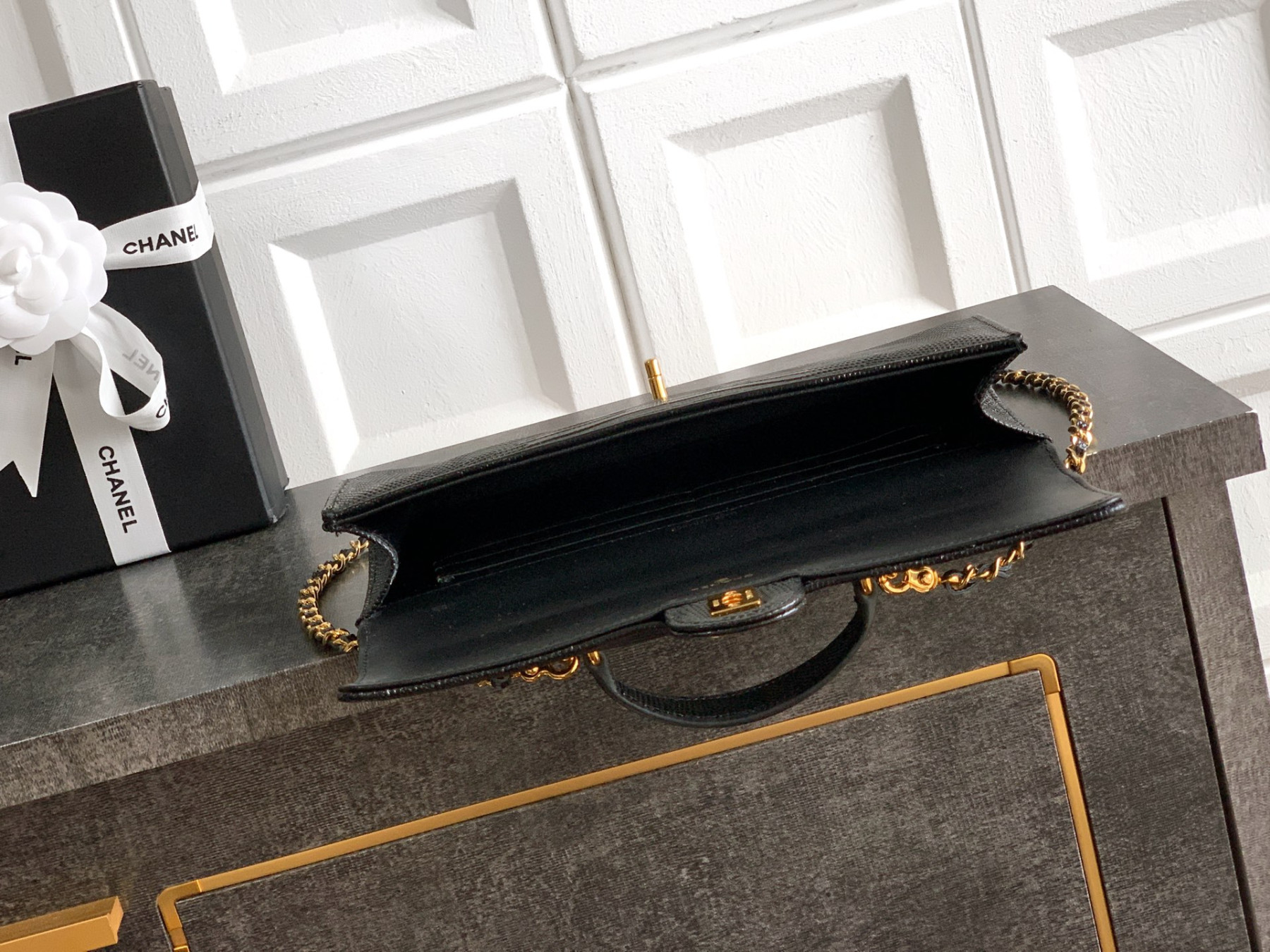 Ch**el clutch with chain ap5280 9.5x25x5cm