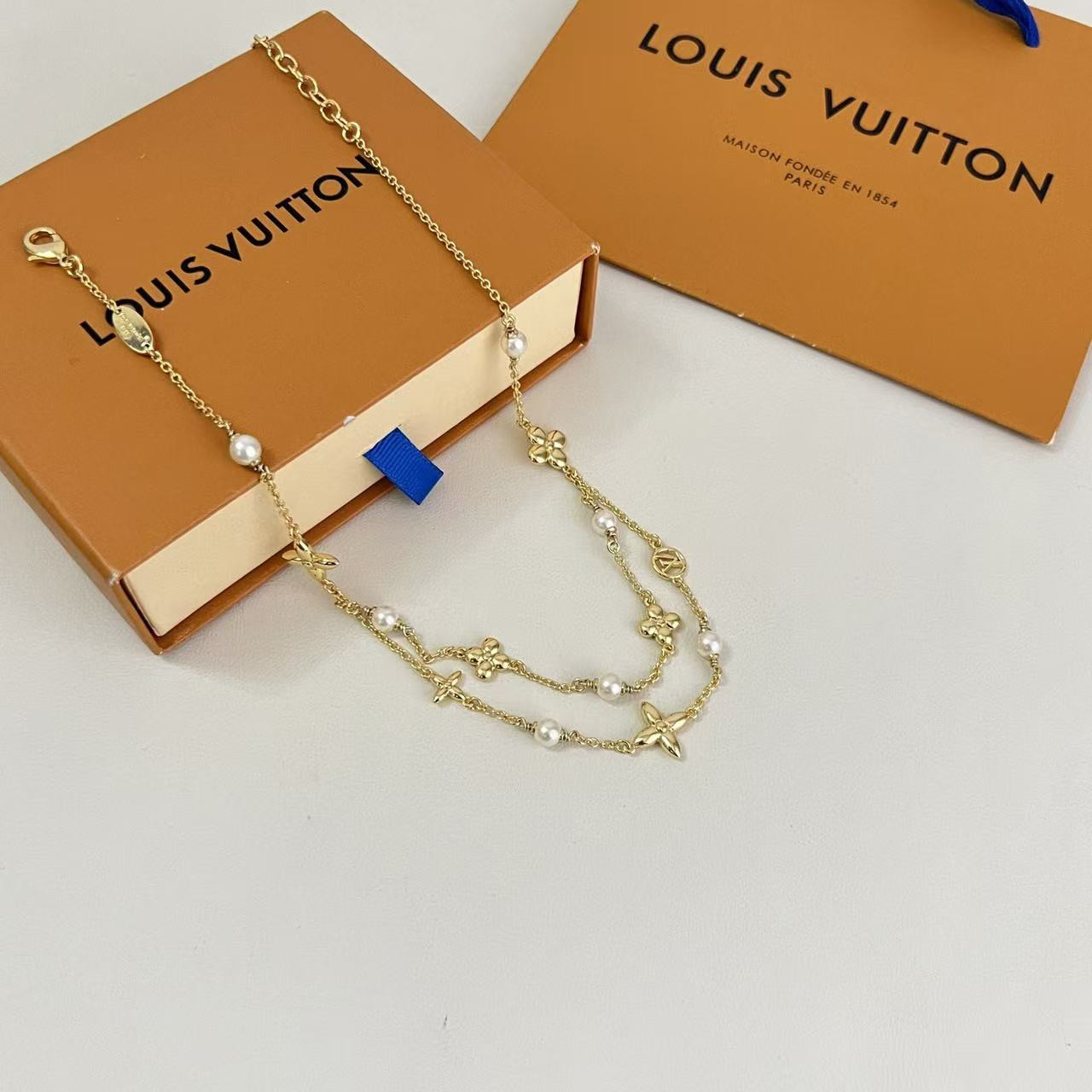 L0vis Vvtt0n Necklace