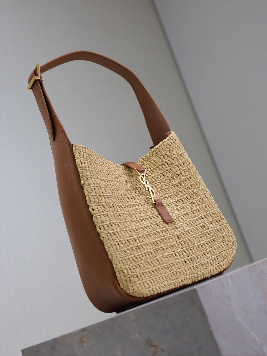 Y51 LE 5 À 7 S*pple Small in Raffia and leather 22 X  22 X 7-9 CM