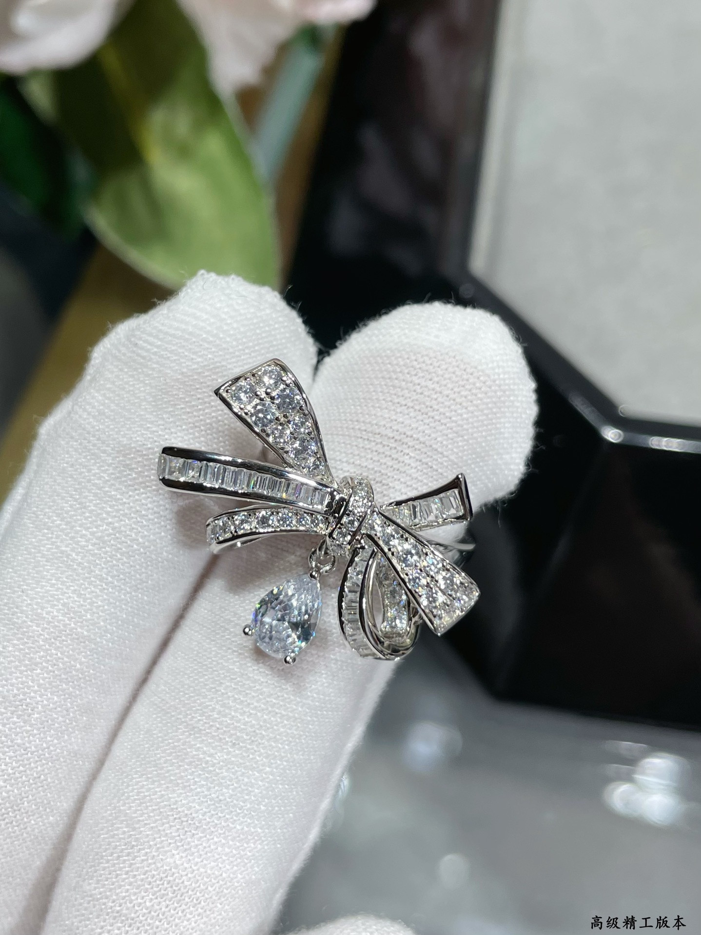 Graff Bowknot Ring with Rhinestones Ag925