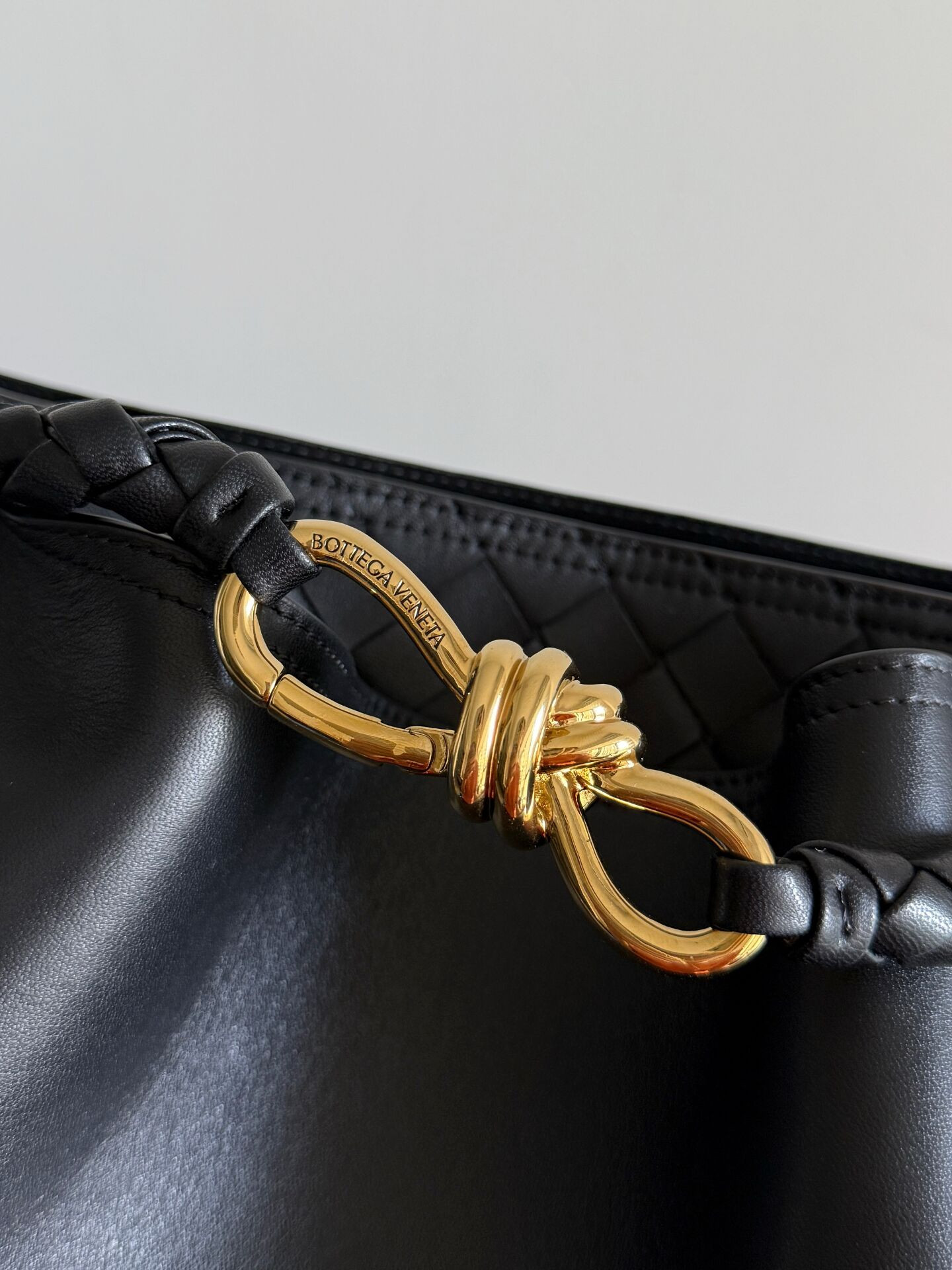 B0tt*ga Ven*ta Andiamo Medium Leather Bucket Bag 34x24x12cm Without Box