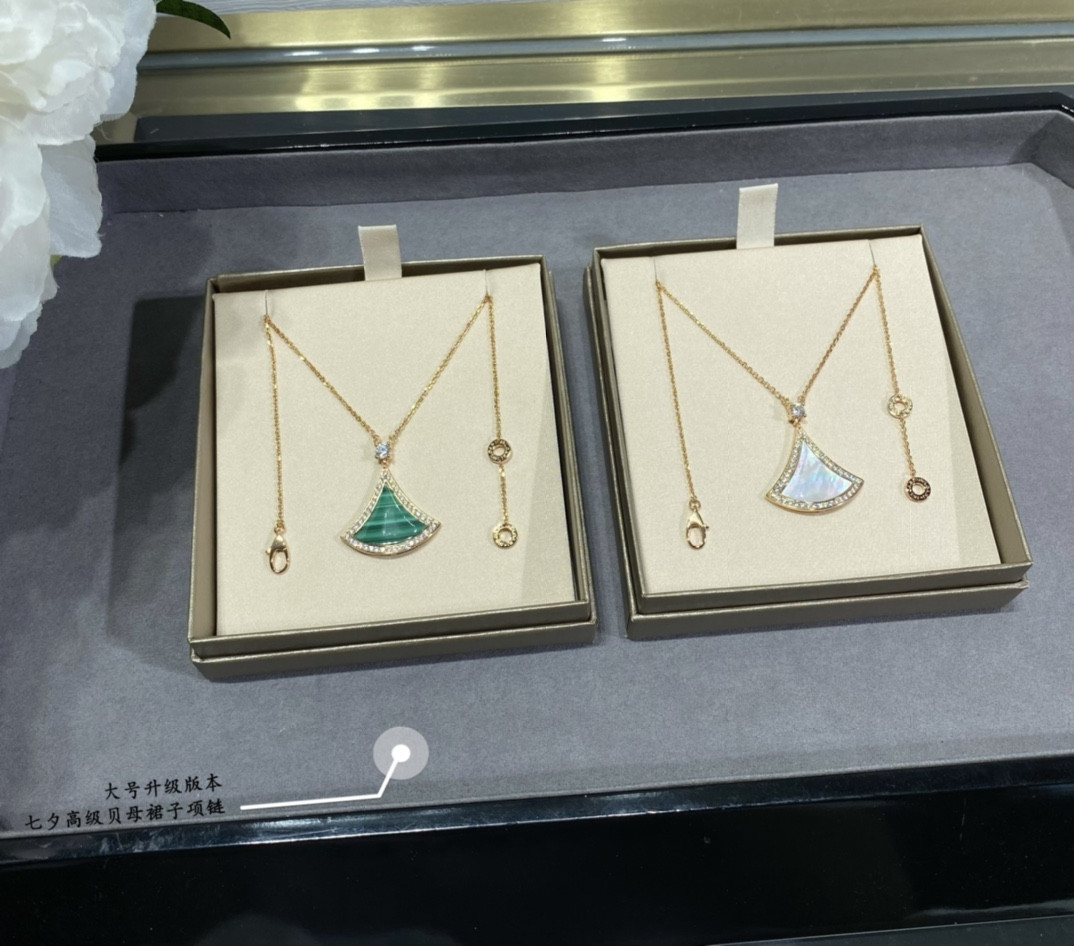 Bv1g*ai Large Luxury Mother-of-Pearl Scalloped Skirt Necklace