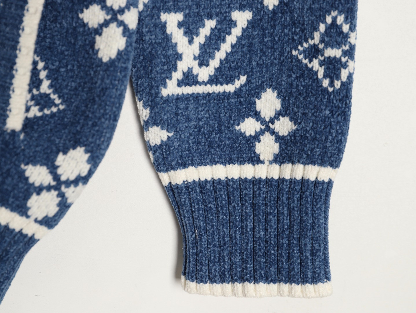 L0vis Vvtt0n LV 25ss Cardigan Sweaters