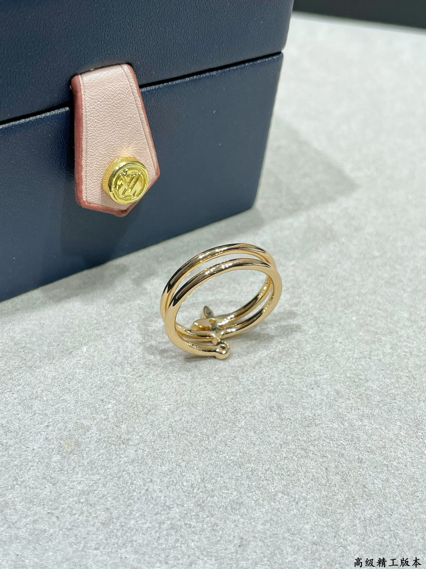 l0vis Vvtt0n ring