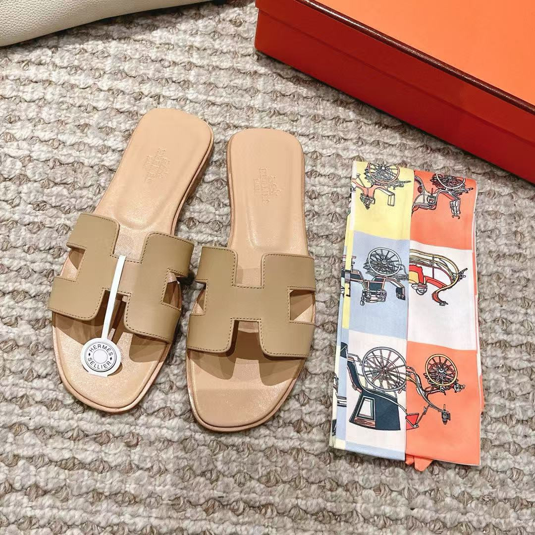 UA H**me5 Oran sandal
