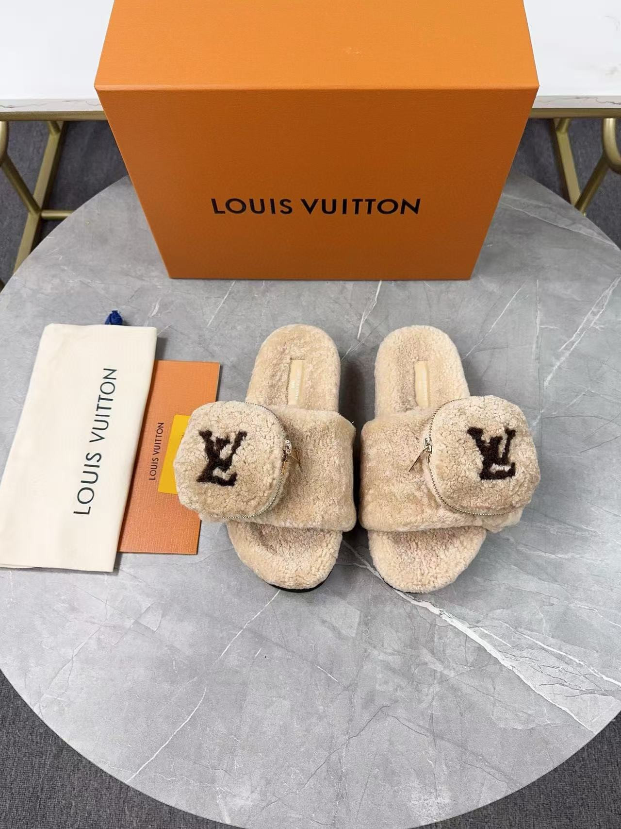 UA LV Slippers