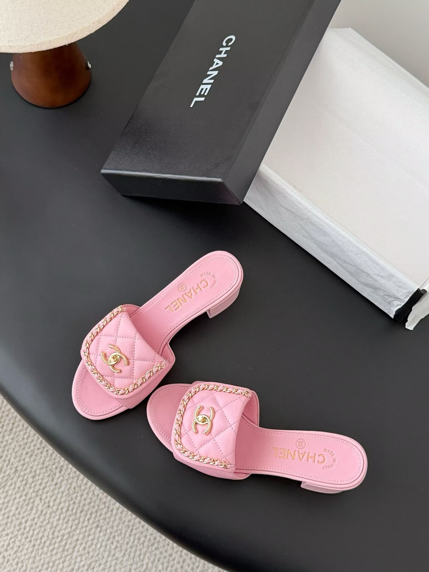 ua Ch**el slippers
