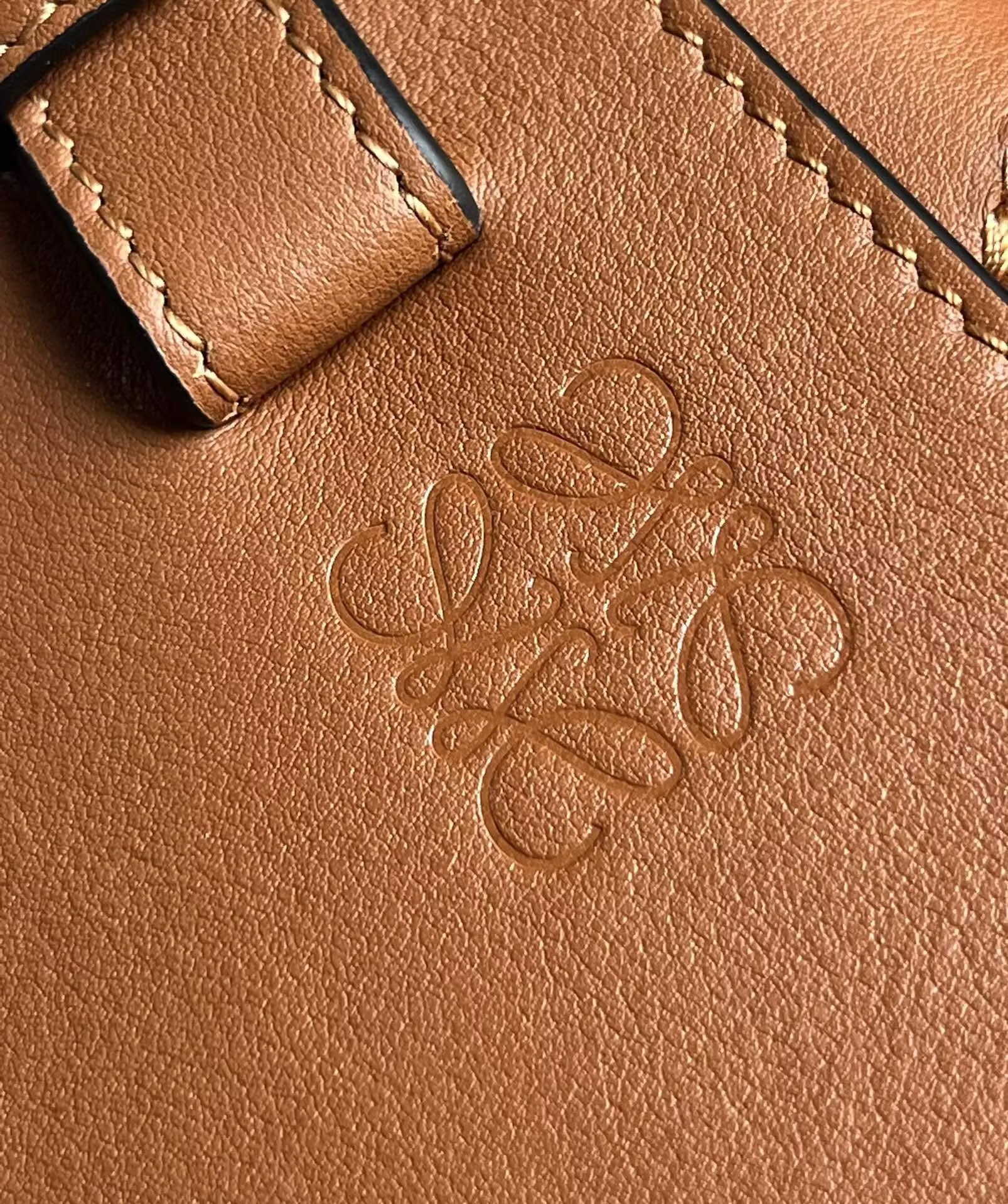 L0ew* Compact Hammock bag in classic calfskin 20.8x14.4x19.5cm