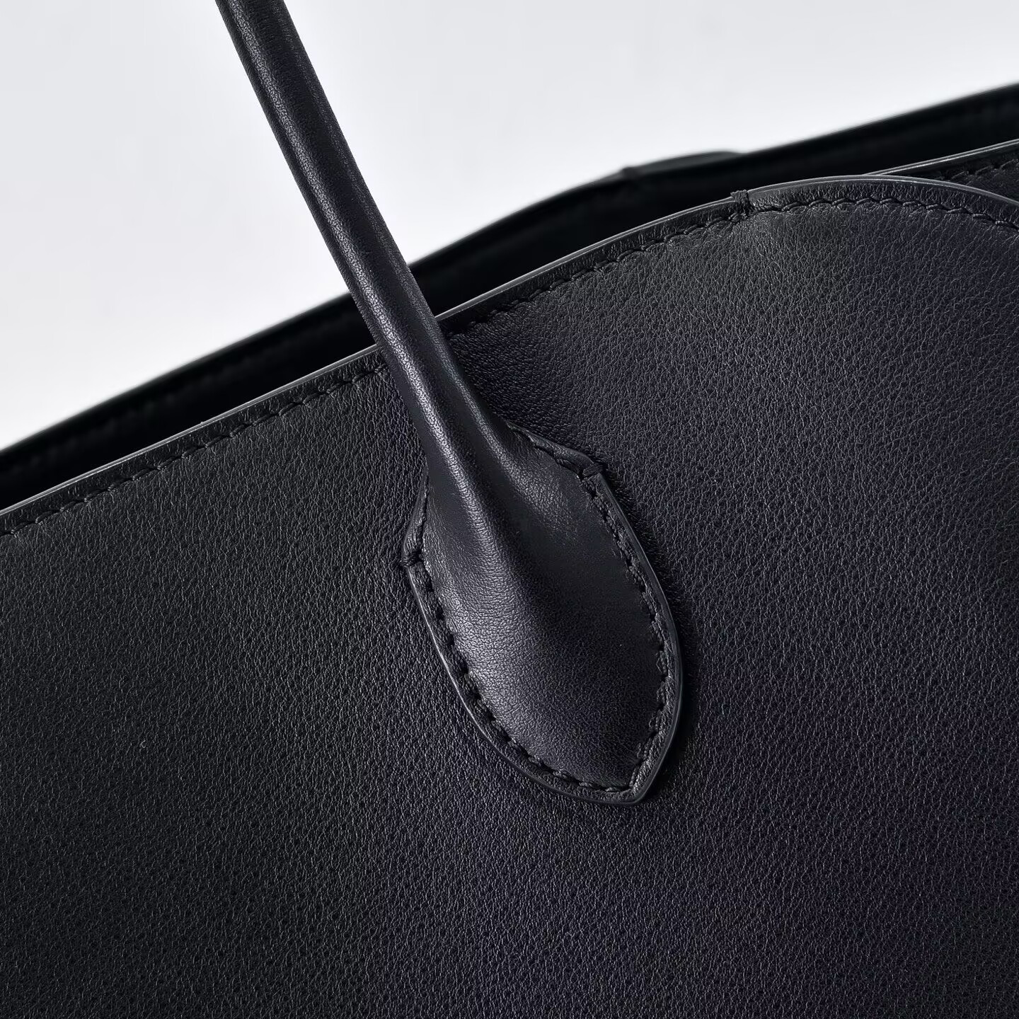 The R0w Marlo Bag in Leather 35.5x16x26cm