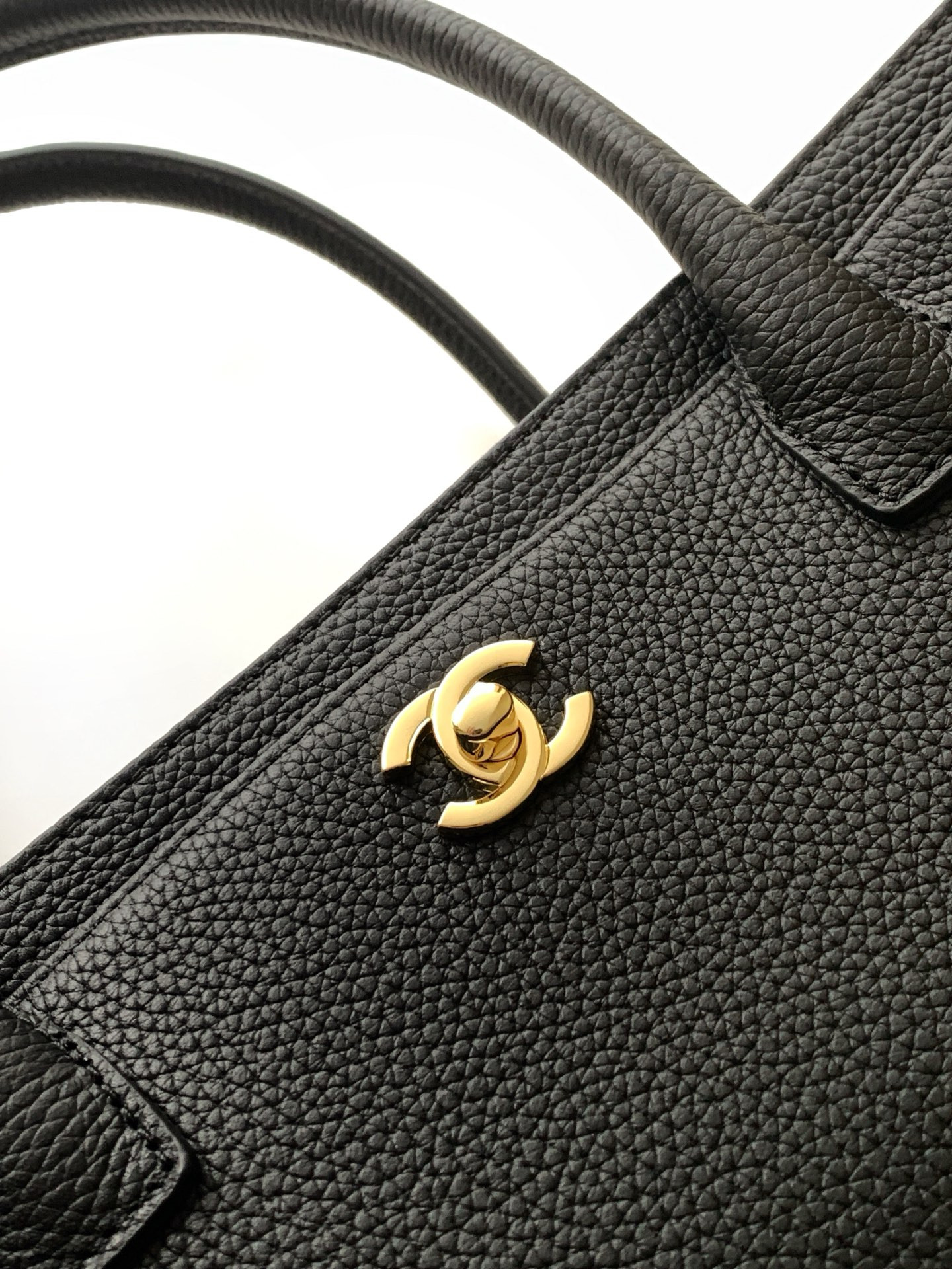 Ch**el executive cerf tote 32x17.5x13cm