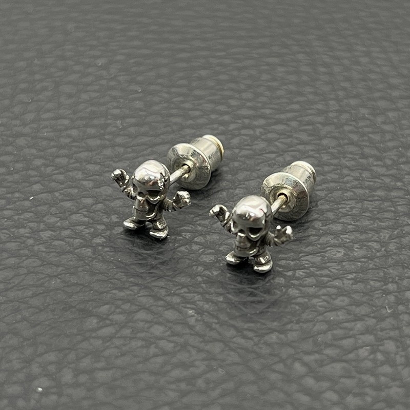 Ch*0me He**ts Skull Earrings