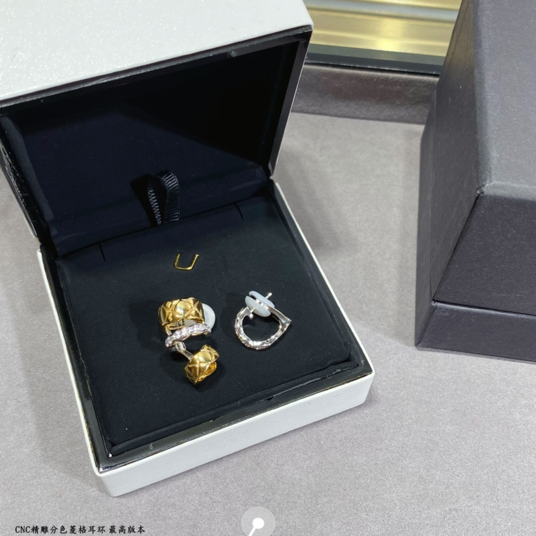 Ch**el Finely carved D1am0nd color separation Earrings