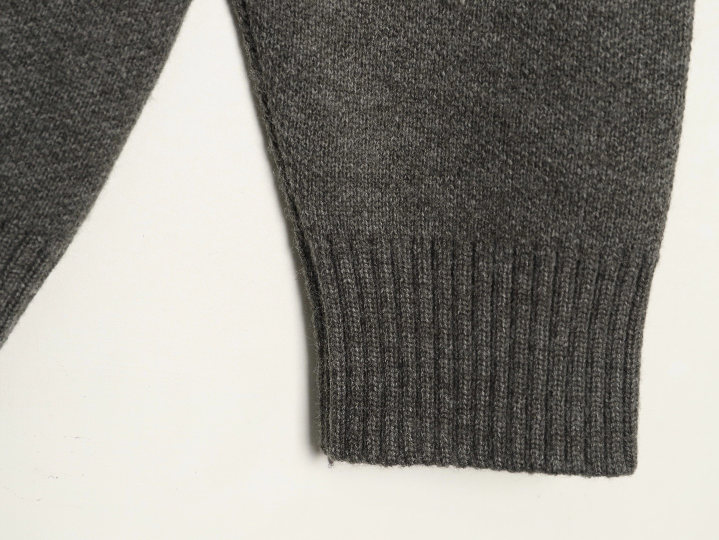 L0vis Vvtt0n 25ss Sweaters