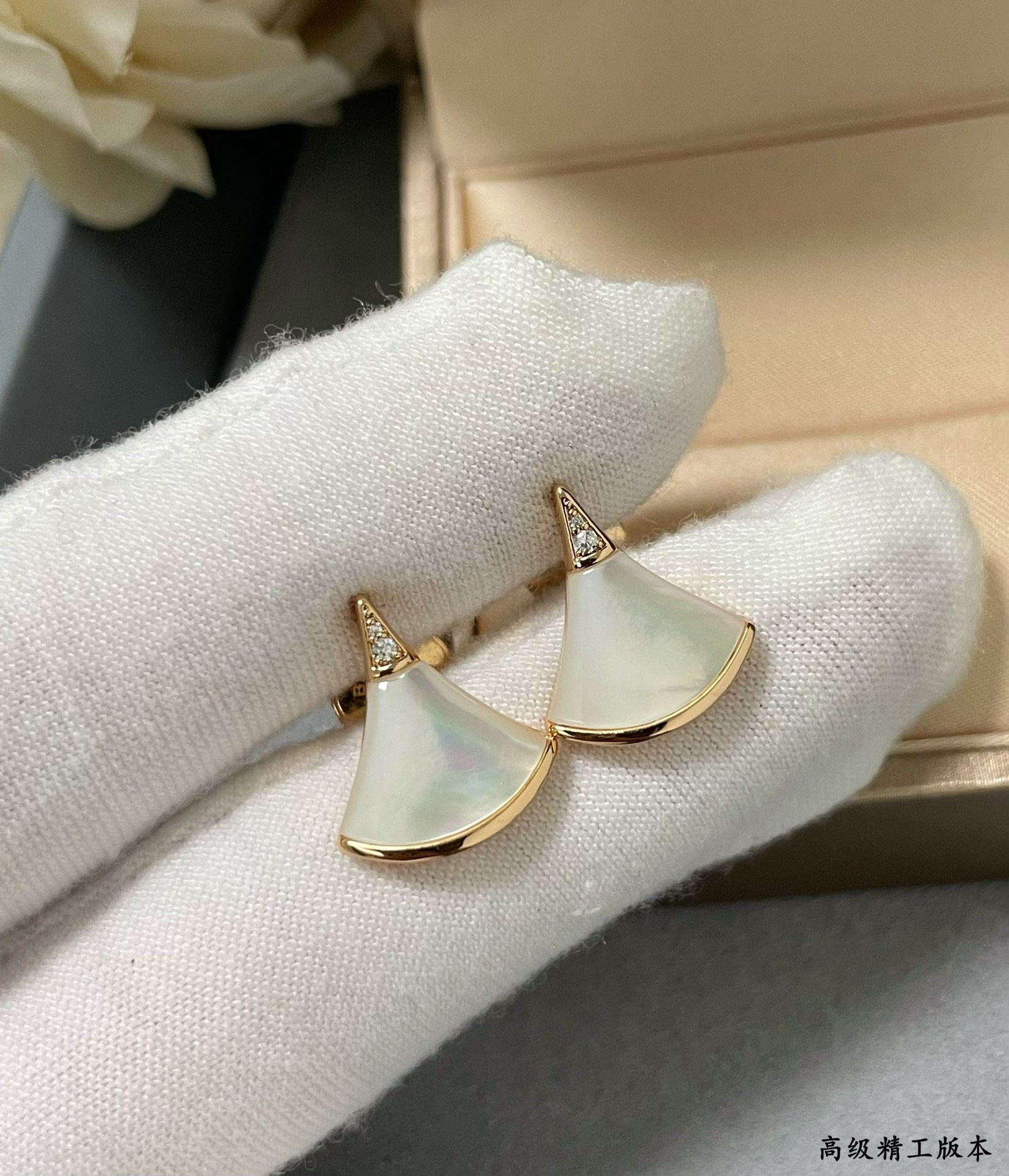 Bv1g*ai Scalloped Skirt Earrings