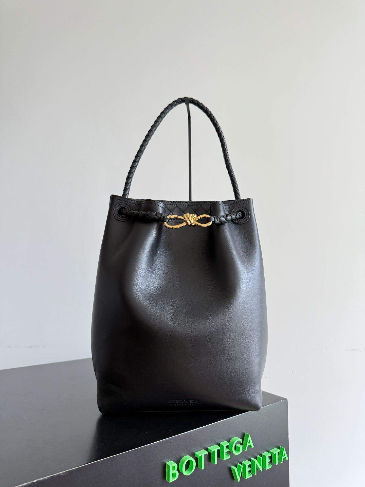B0tt*ga Ven*ta Andiamo Medium Leather Bucket Bag 34x24x12cm Without Box