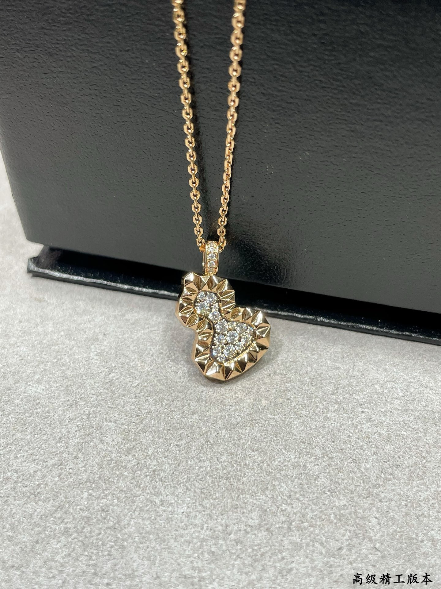 Qee1in Necklace