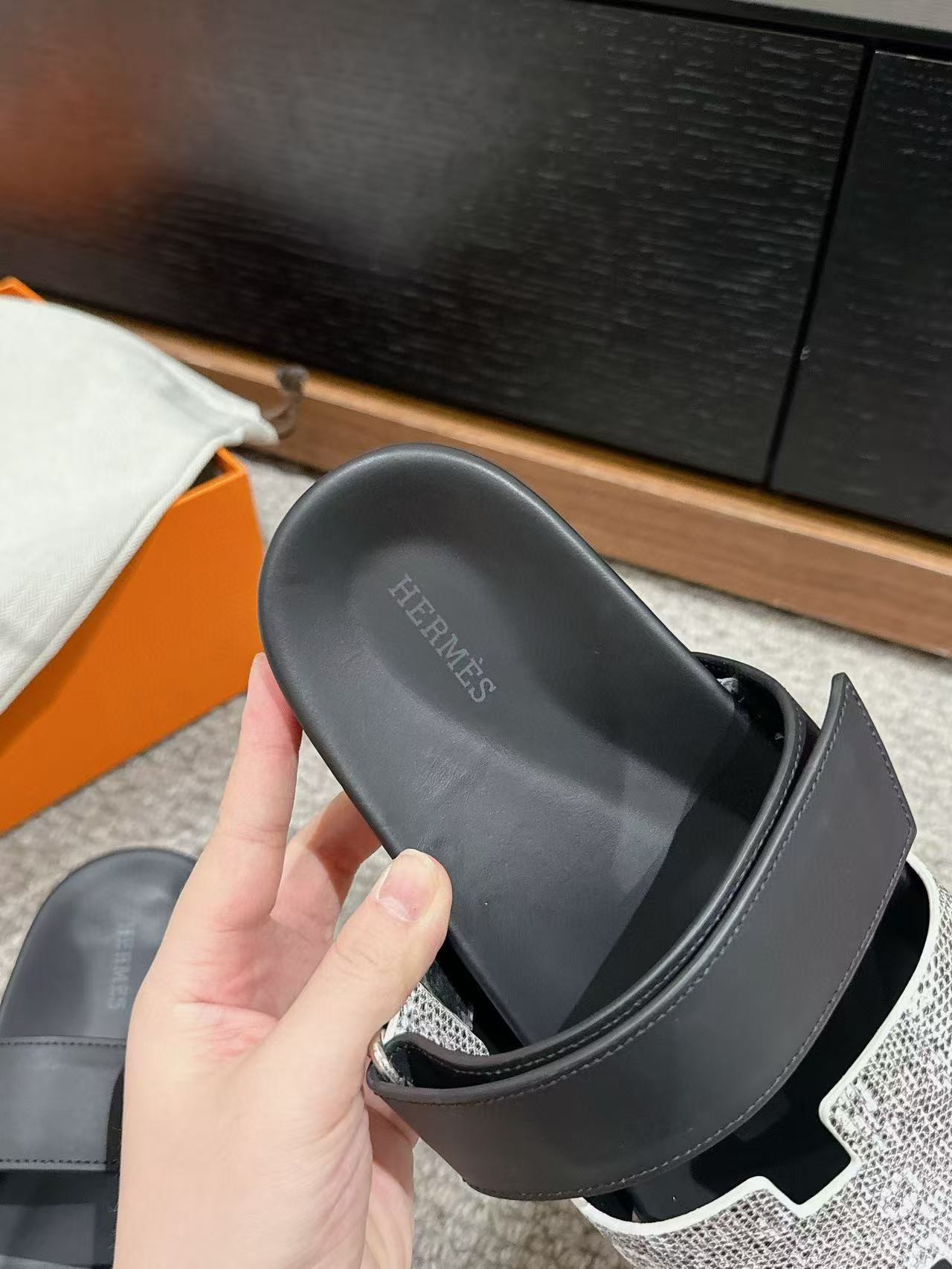 UA H**me5 Chypre Sandal