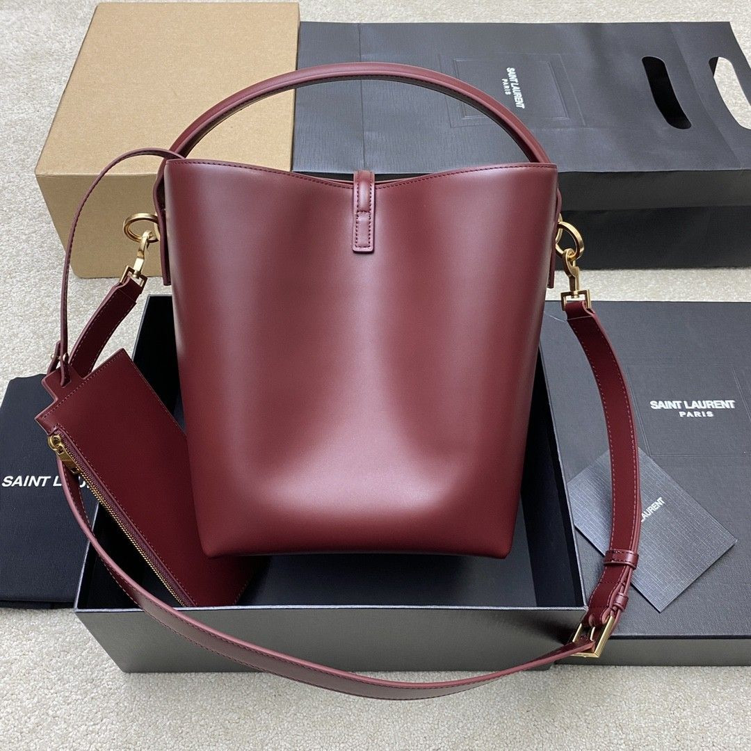 Y51 LE 37 In Shiny Leather 26x20x12cm