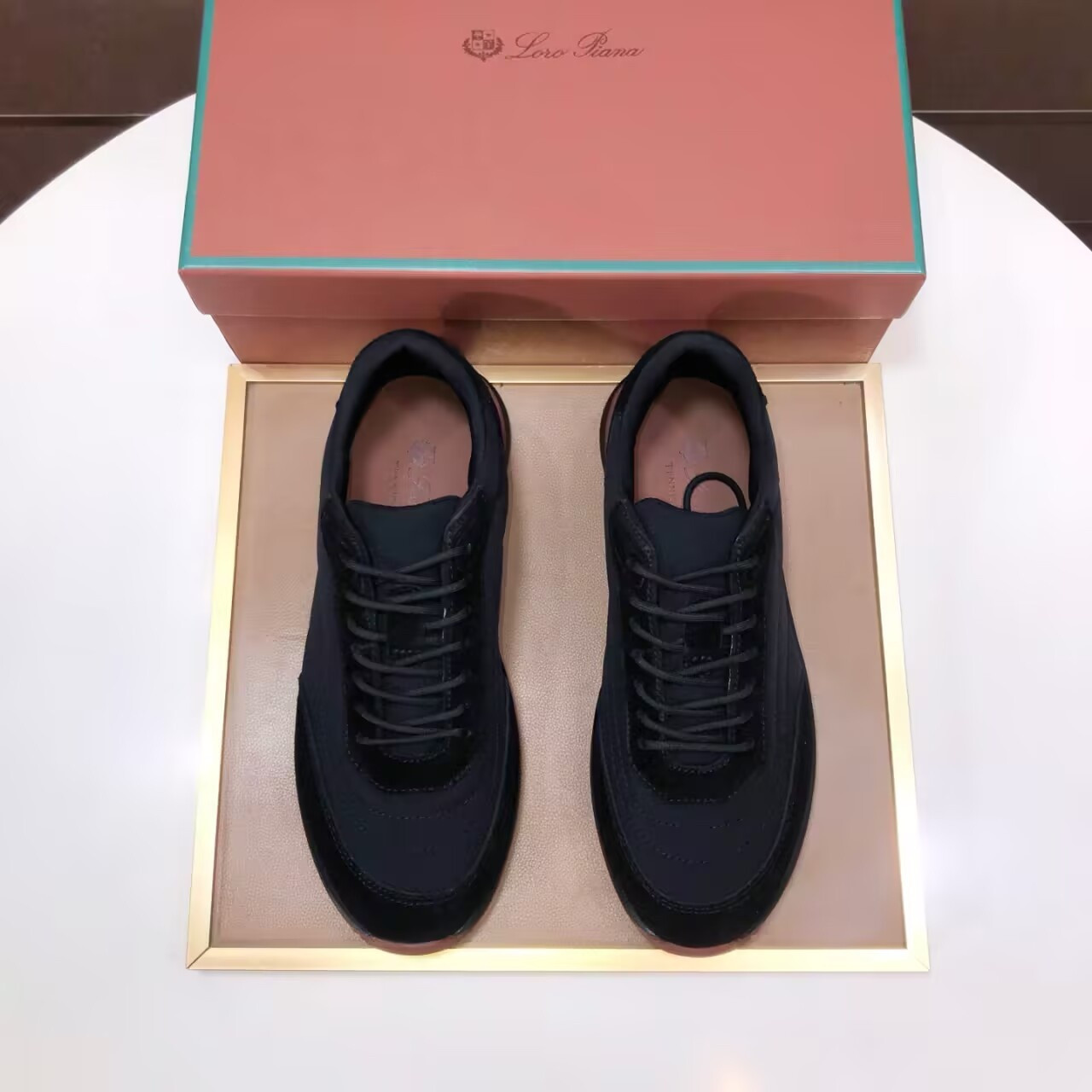 UA L0r0 P1ana Week End Walk Sneakers