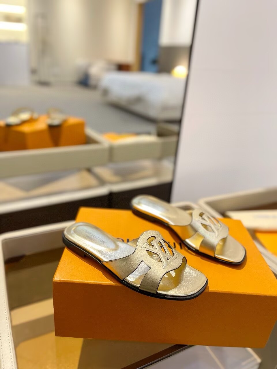 UA LV Isola Flat Mule