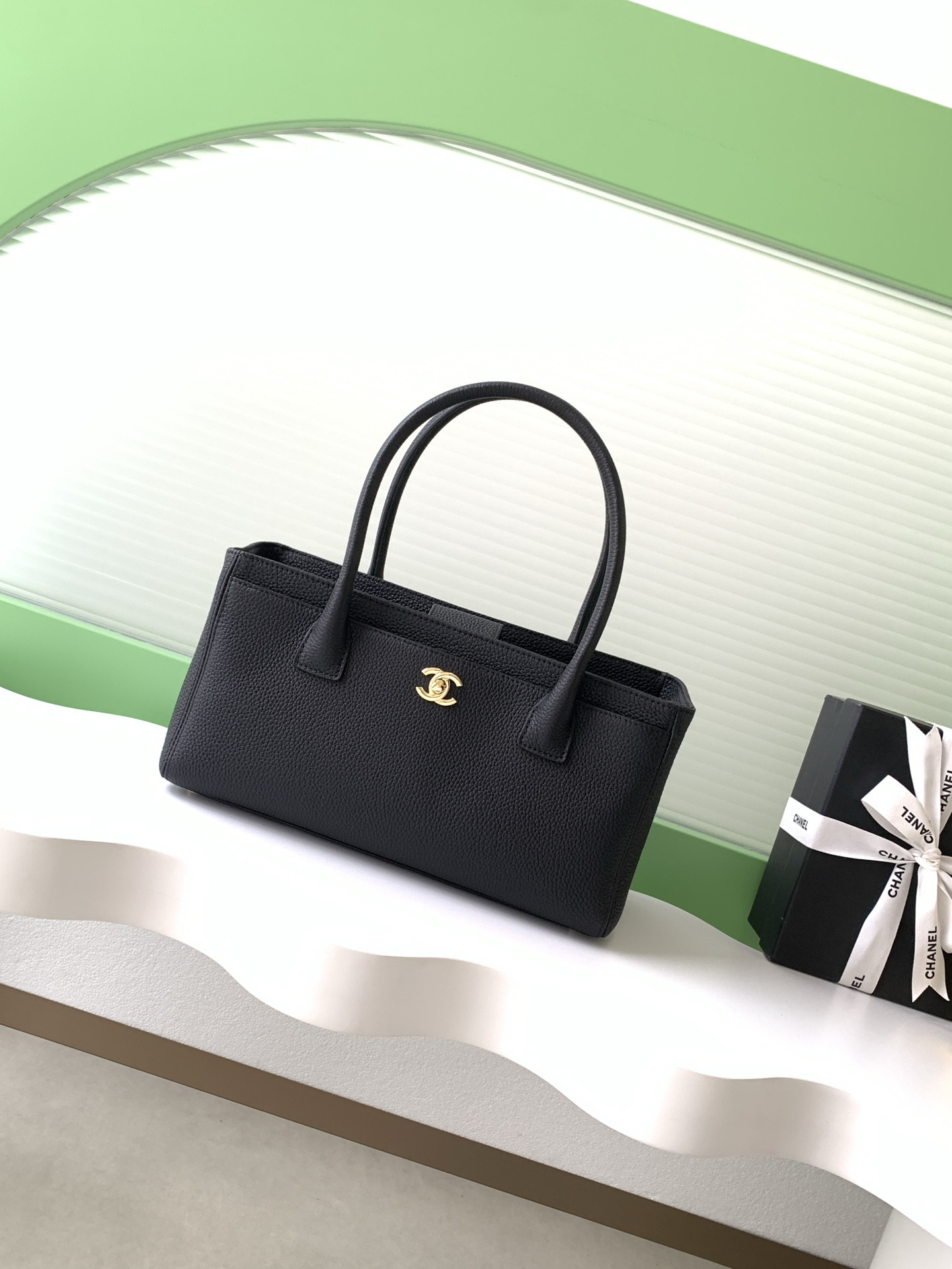 Ch**el executive cerf tote 32x17.5x13cm