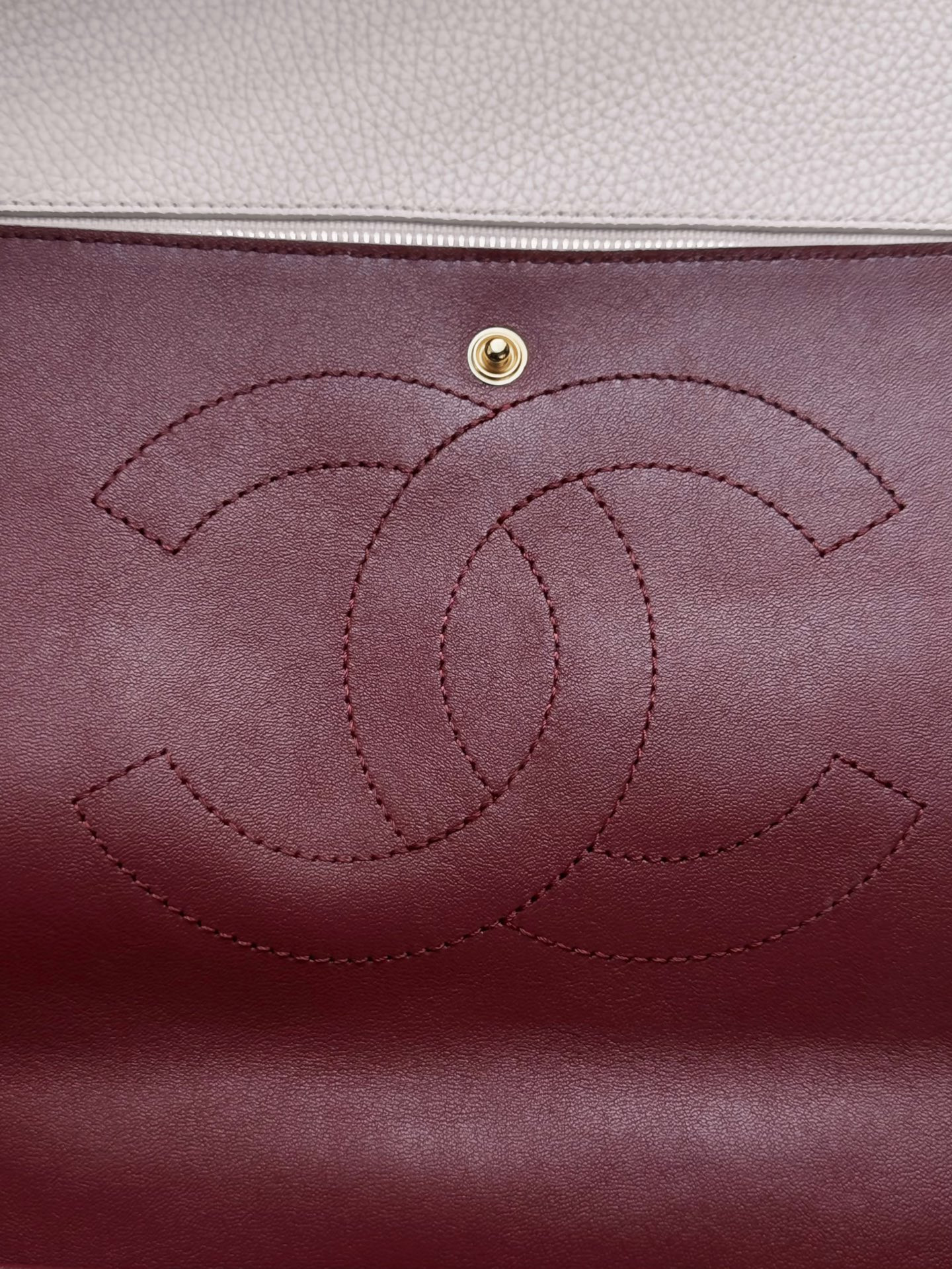 Ch**el Maxi Flap Bag in White with Gold-Tone Hardware AS6233 26x38.5x11cm