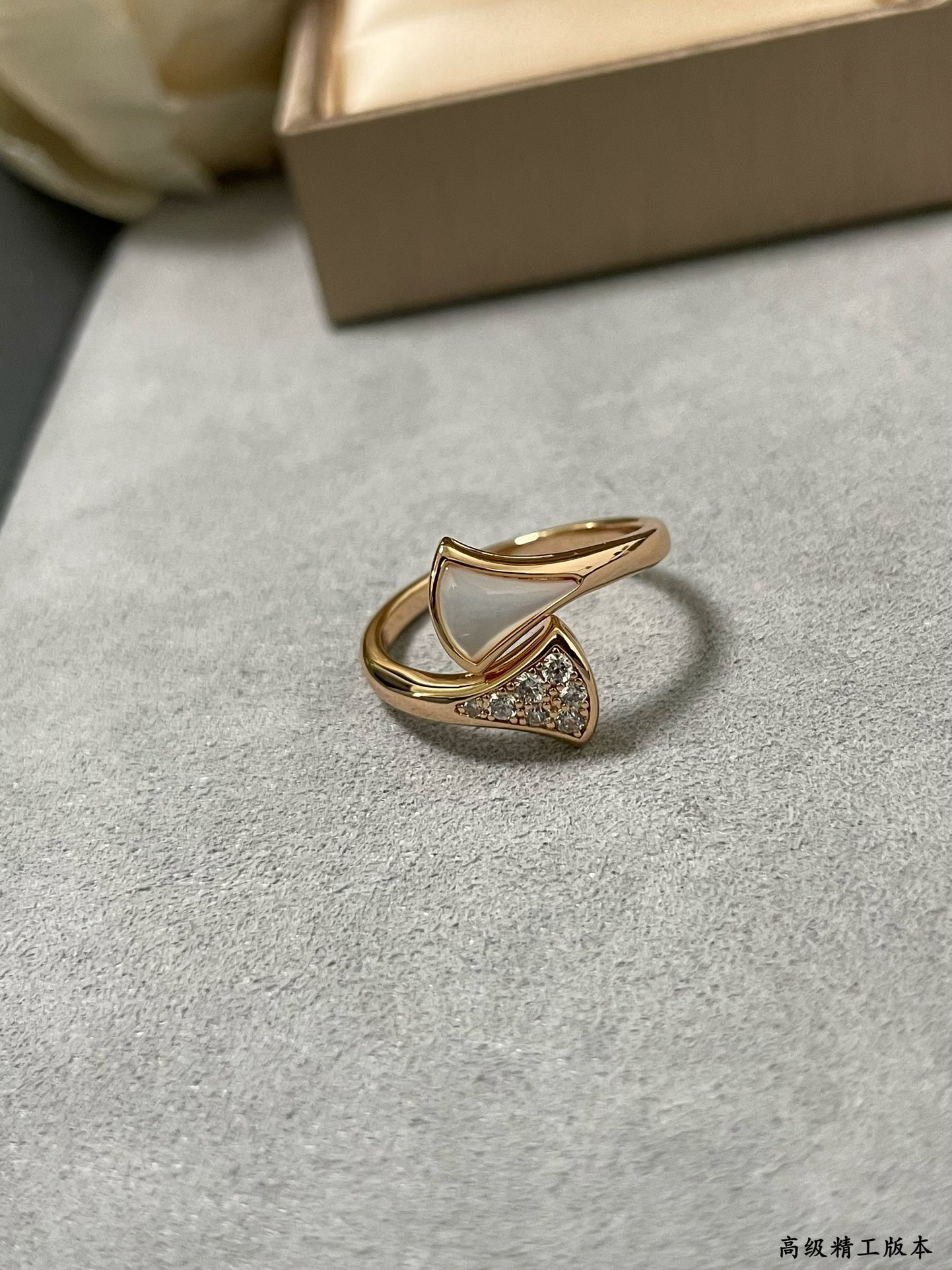 Bv1g*ai White mother-of-pearl scalloped skirt Ring