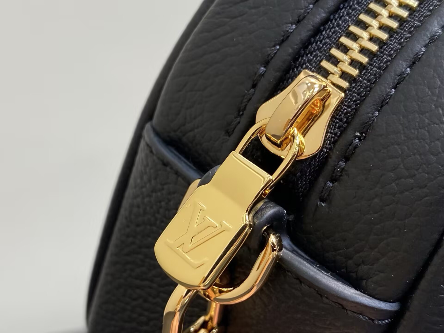 LV Tiny Camera Bag M25518 13x6x19cm