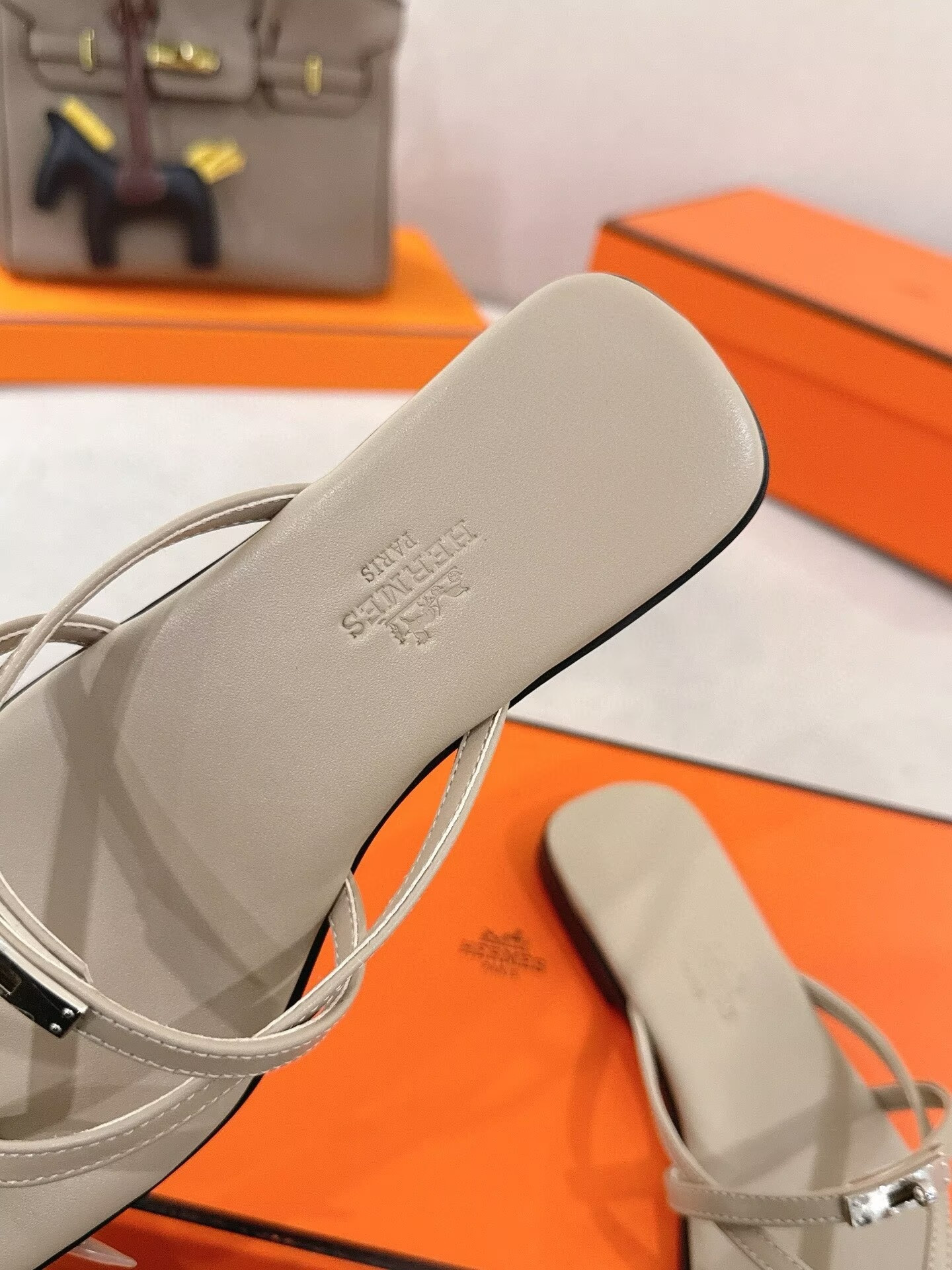 ua H**me5 miss sandals