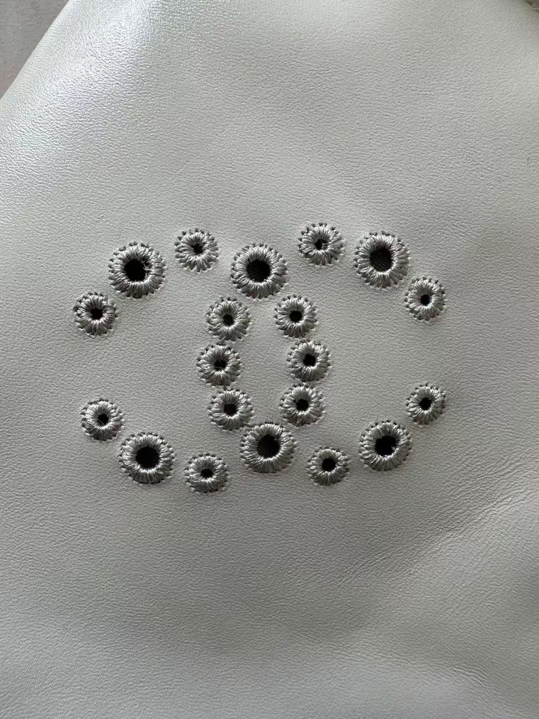 Ch**el 22 MINI HANDBAG Shiny Calfskin 20 × 19 × 6 cm