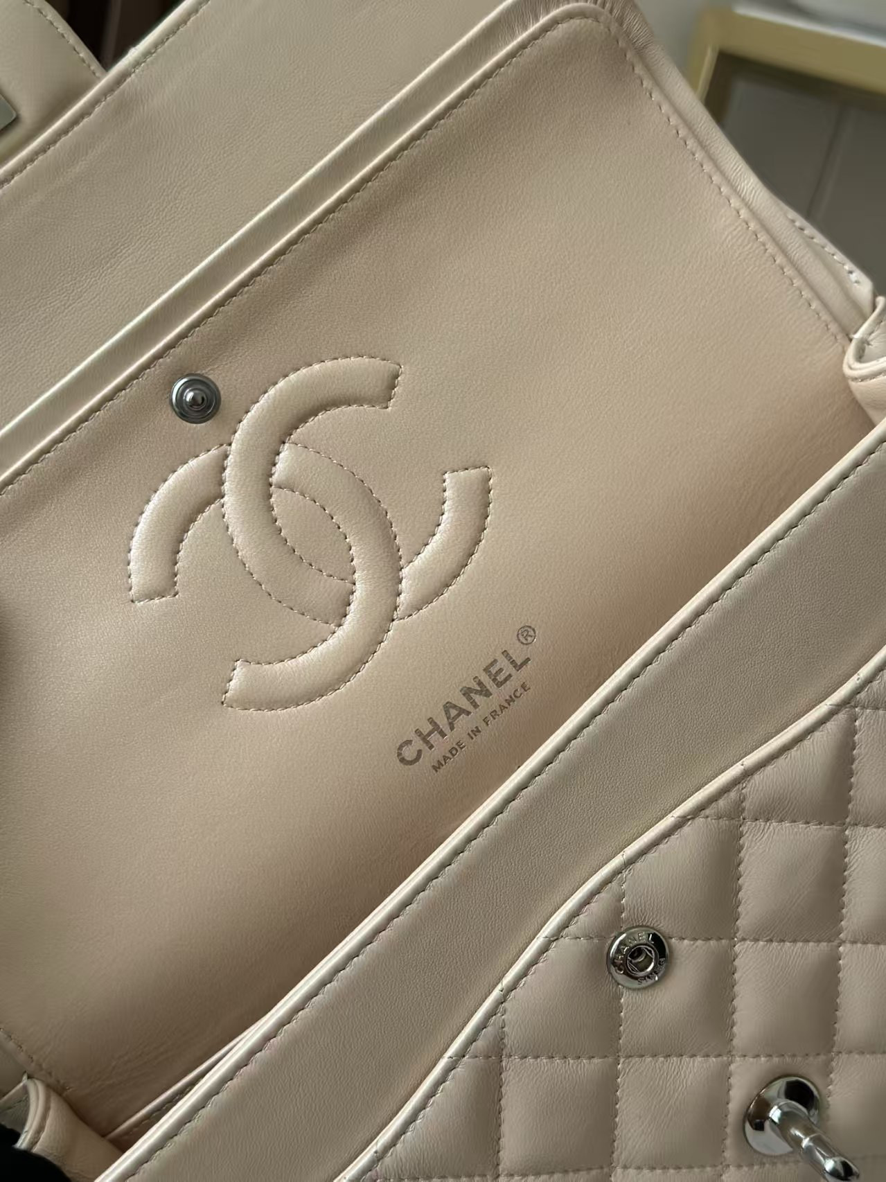 Ch**el Classic Flap Bag Pearlescent apricot-colored lambskin with silver hardware 15x25.5x6cm