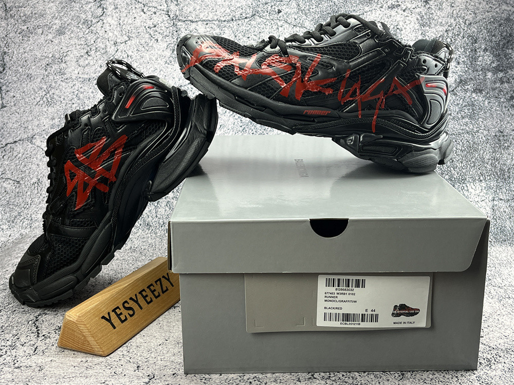 UA RUNNER GRAFFITI SNEAKER IN BLACK