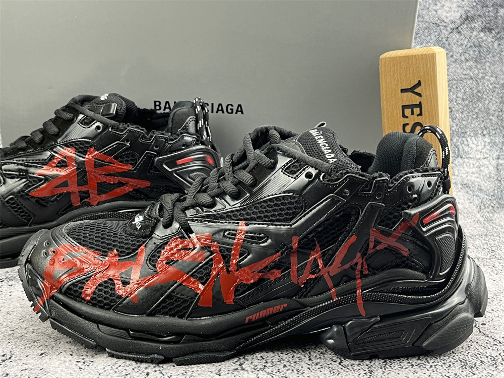 UA RUNNER GRAFFITI SNEAKER IN BLACK