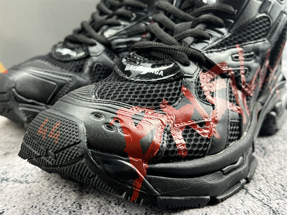 UA RUNNER GRAFFITI SNEAKER IN BLACK