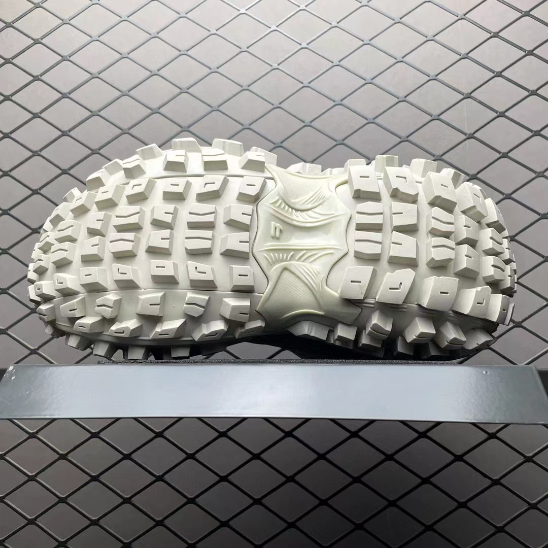 UA BALENCIAGA DEFENDER SNEAKER BEIGE