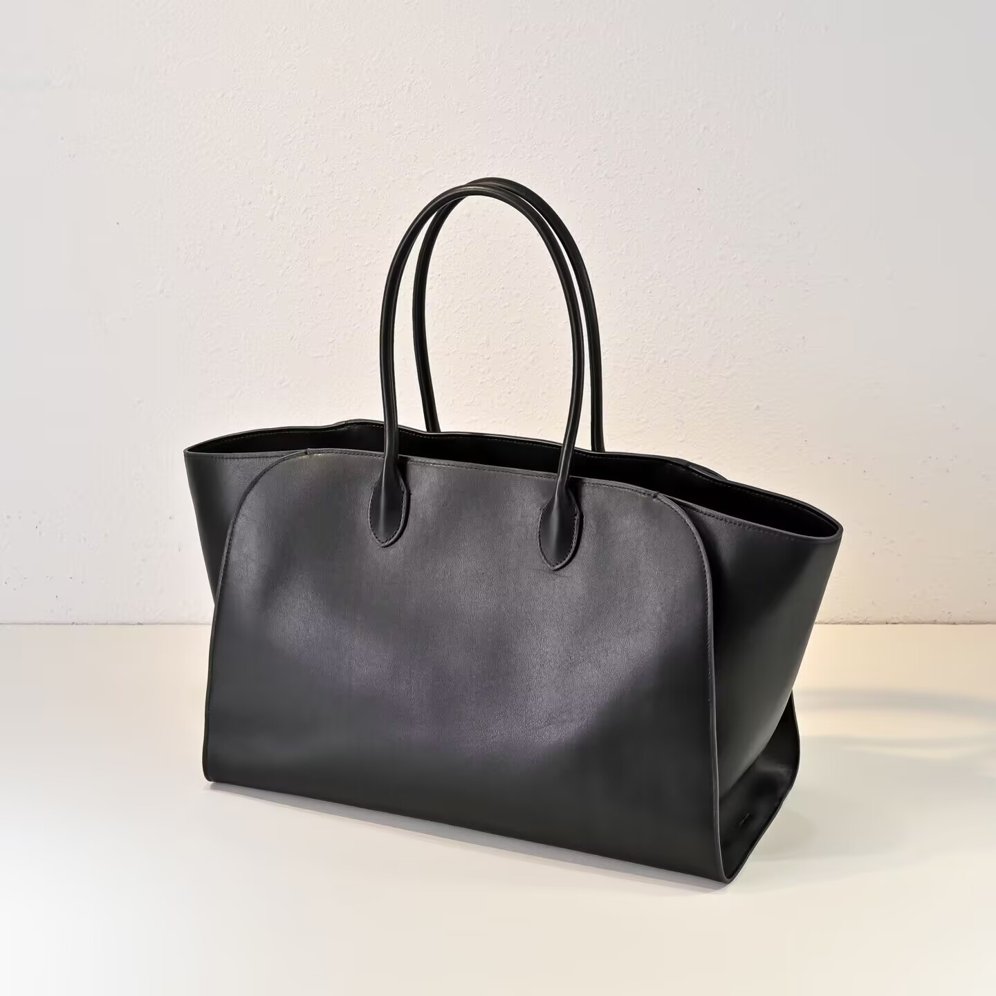 The R0w Marlo Bag in Leather 43x19x30cm
