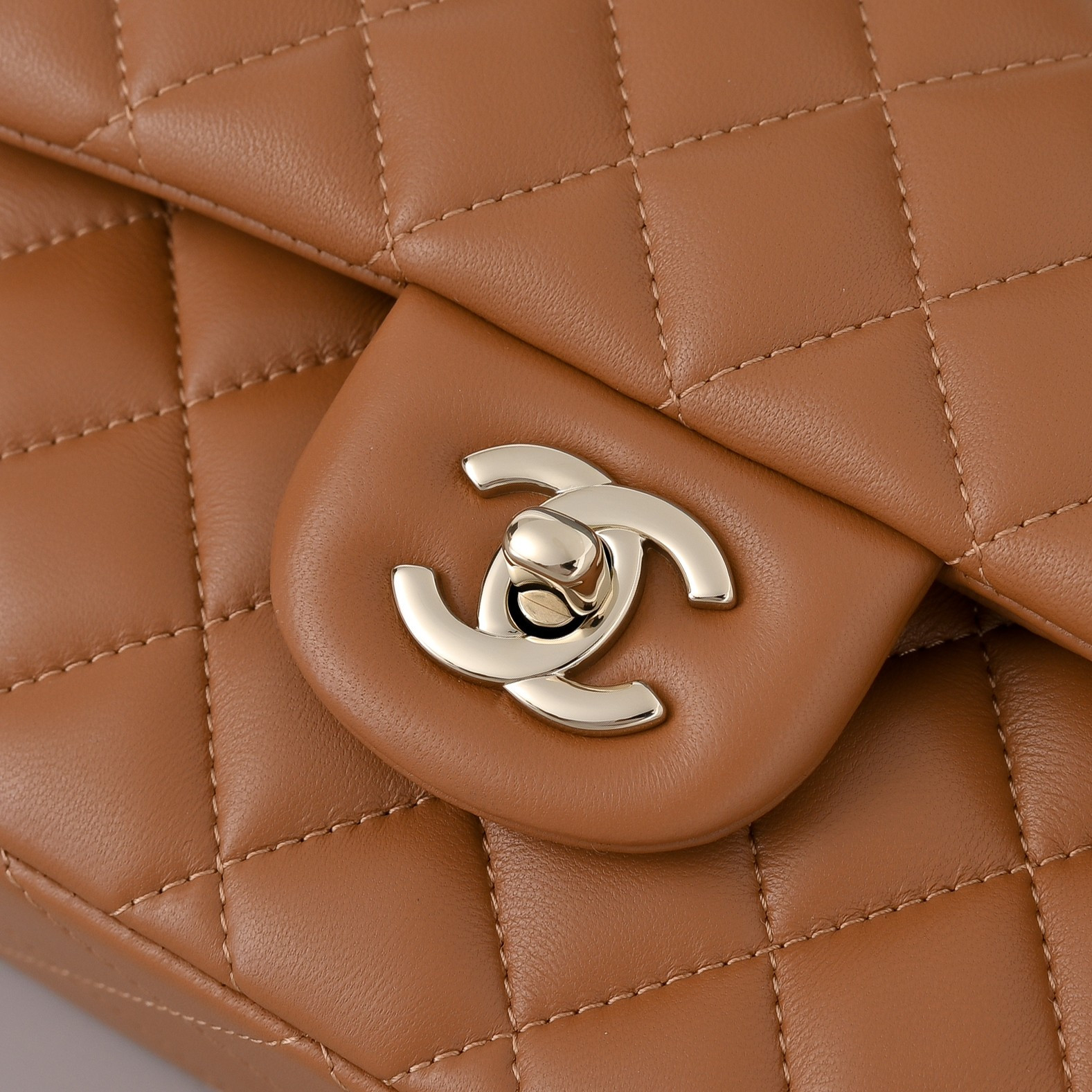 Ch**el classic flap handbag caramel with light gold hardware a01113 23x14.5x6cm