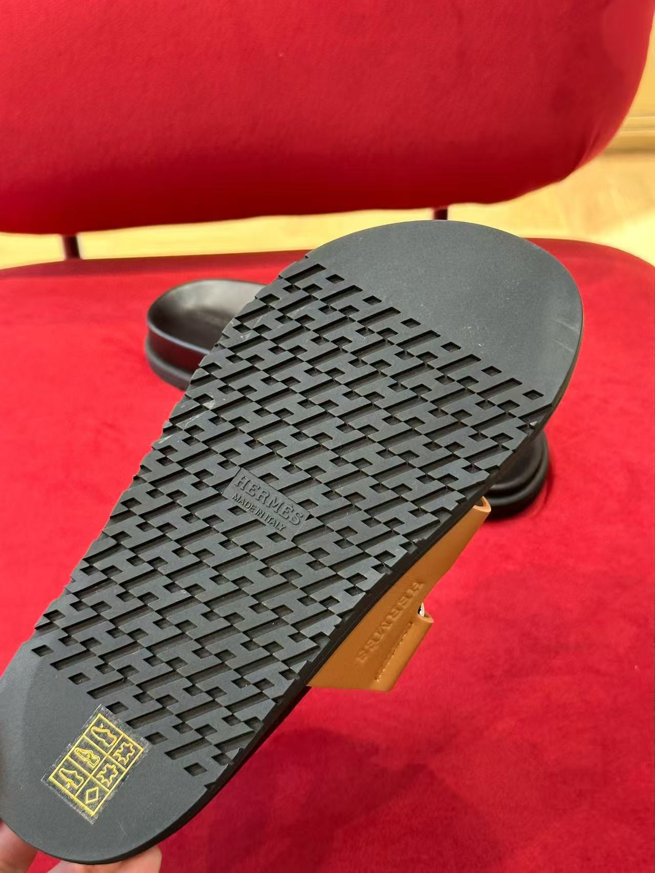 UA H**me5 Chypre Sandal