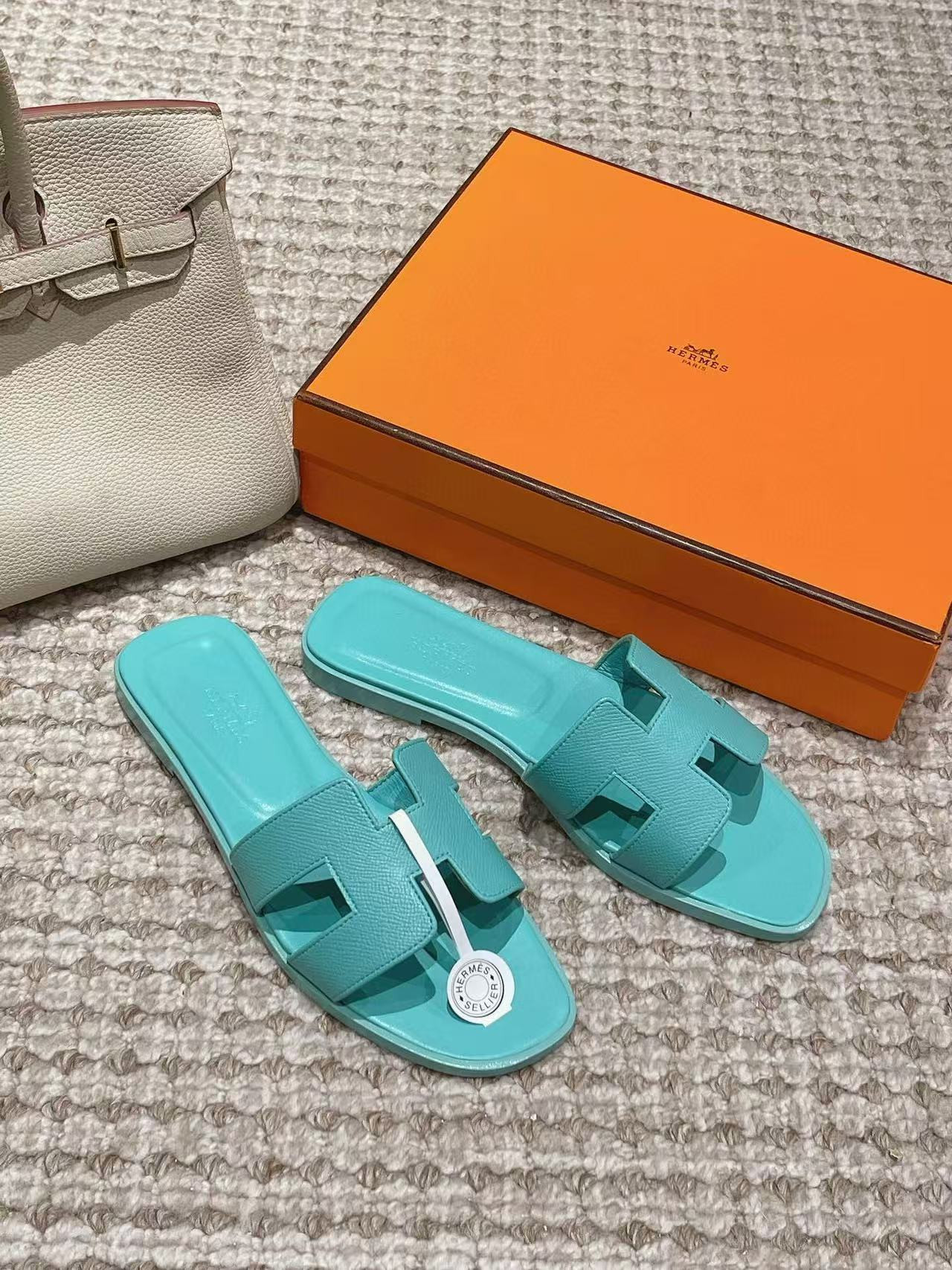 UA H**me5 Oran sandal