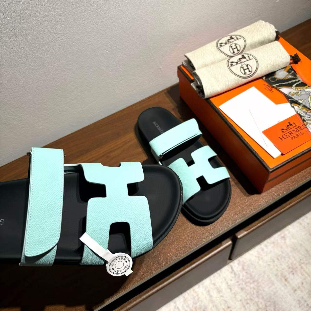 UA H**me5 Chypre Sandal