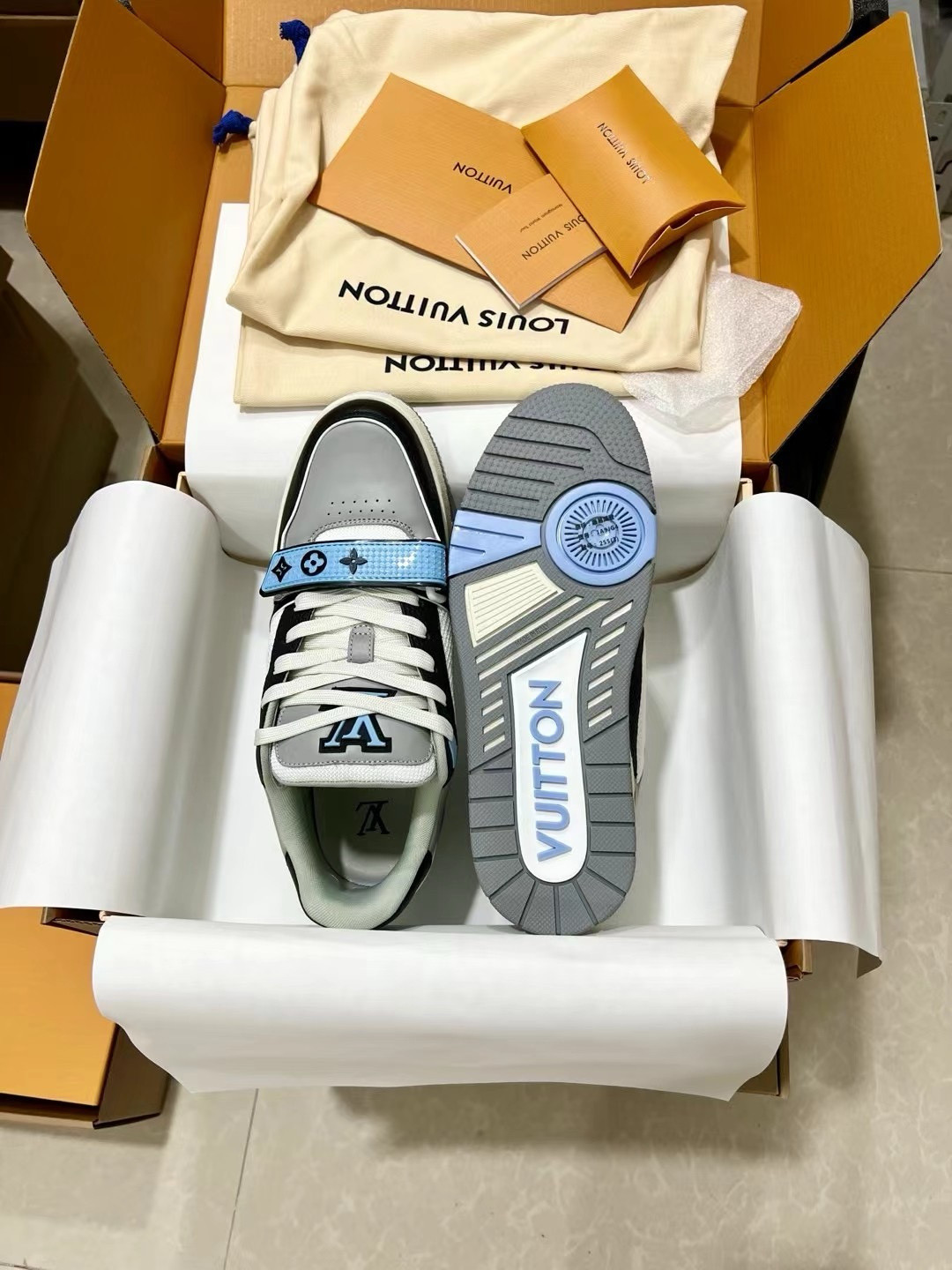 UA L0vis Vvtt0n LV Trainer Blue Grey Black